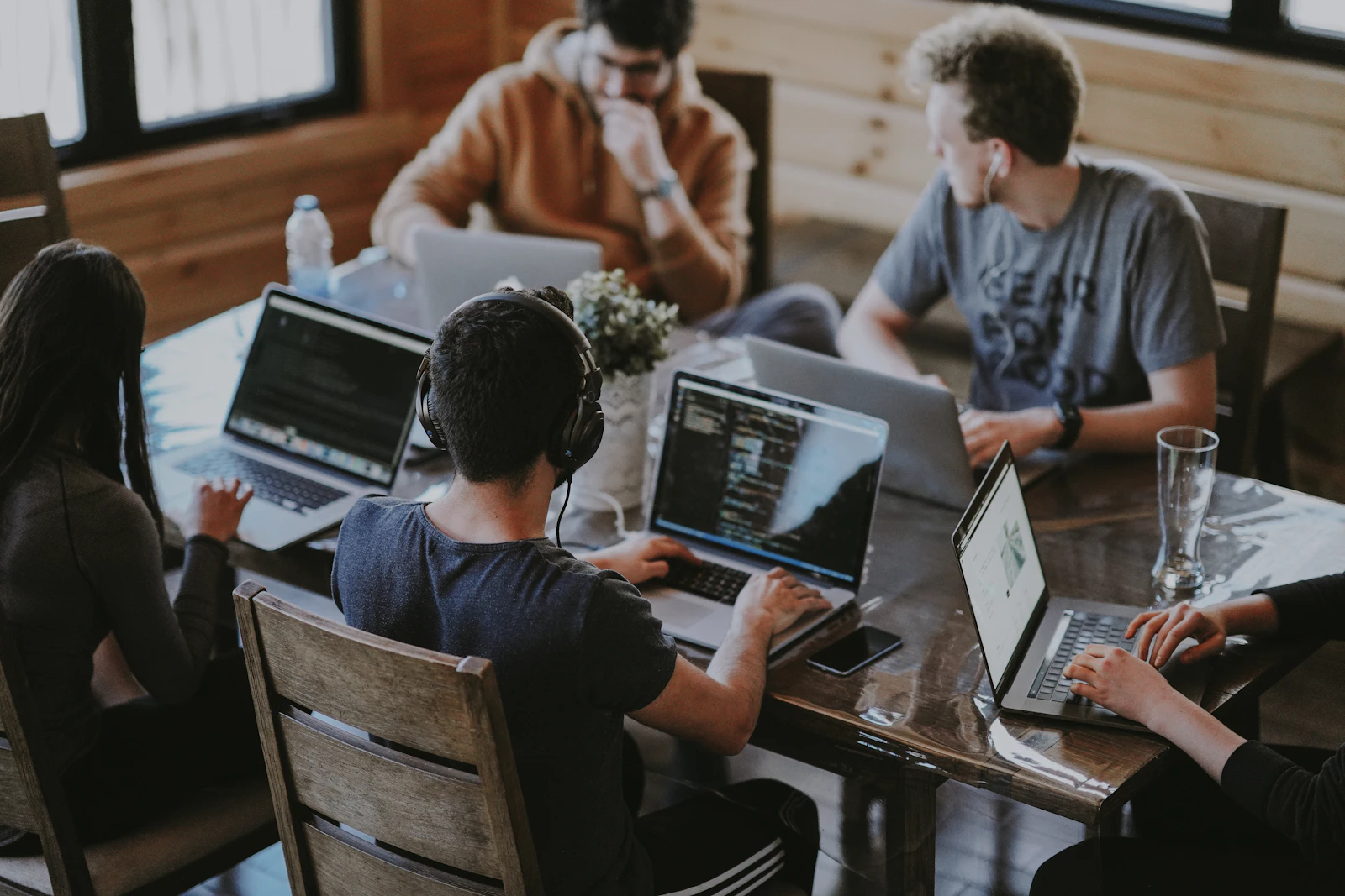 Équipe de consultants en gestion d'entreprise FinanceCorp en réunion stratégique